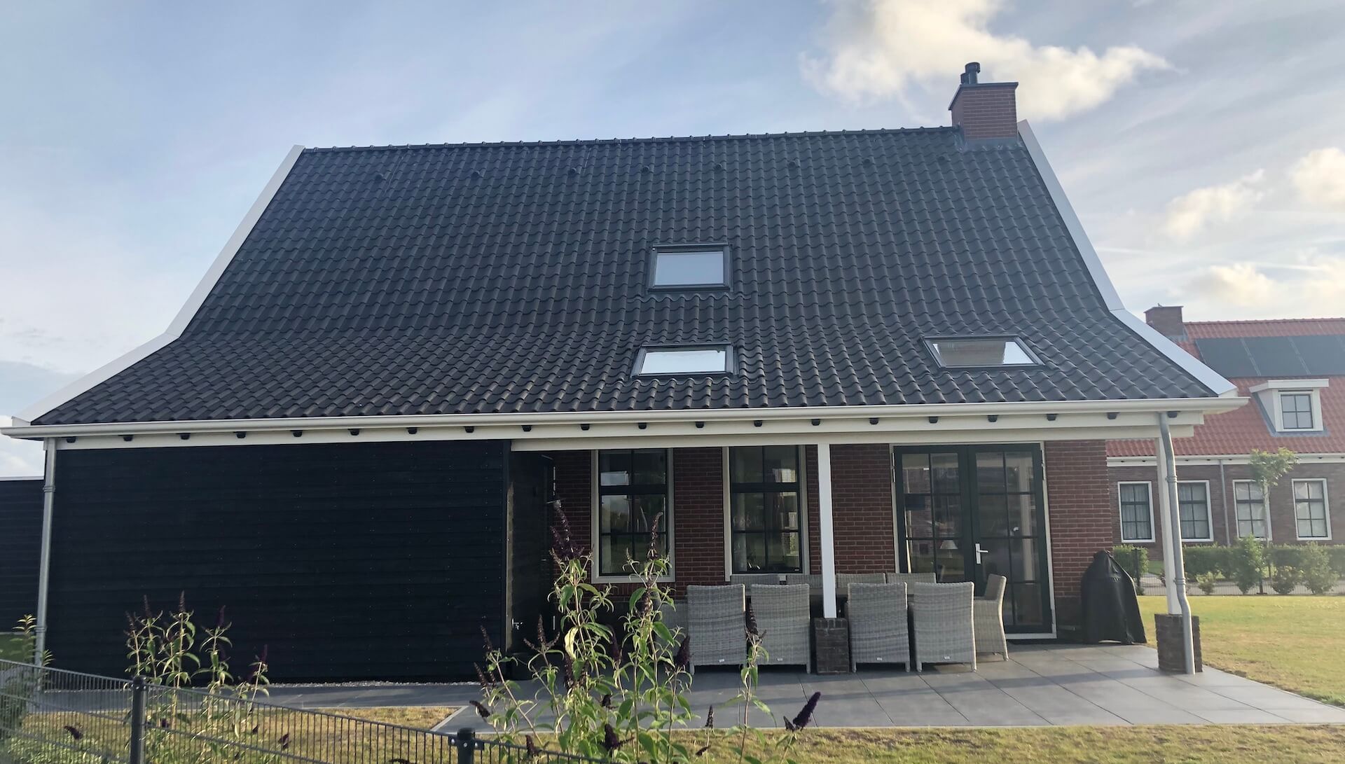 Hellend dak met knik vrijstaande nieuwbouw woning