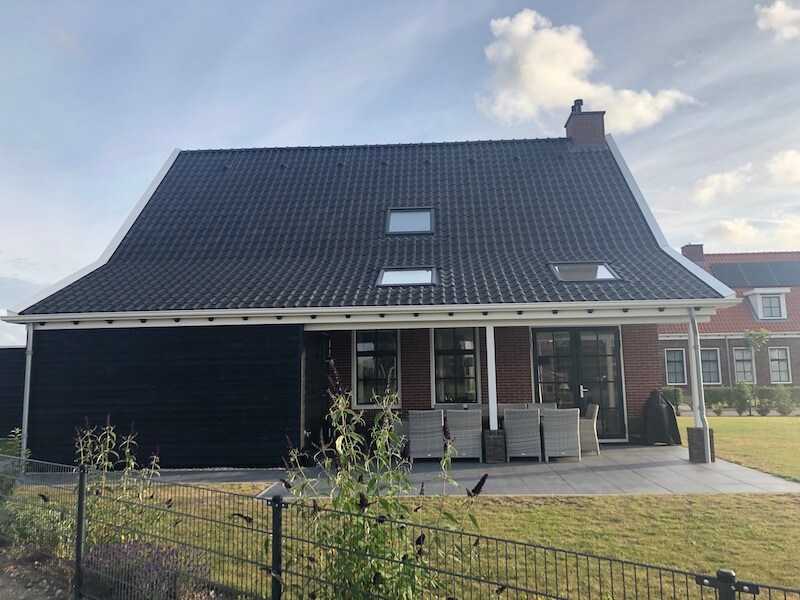 Hellend dak met knik nieuwbouw woning